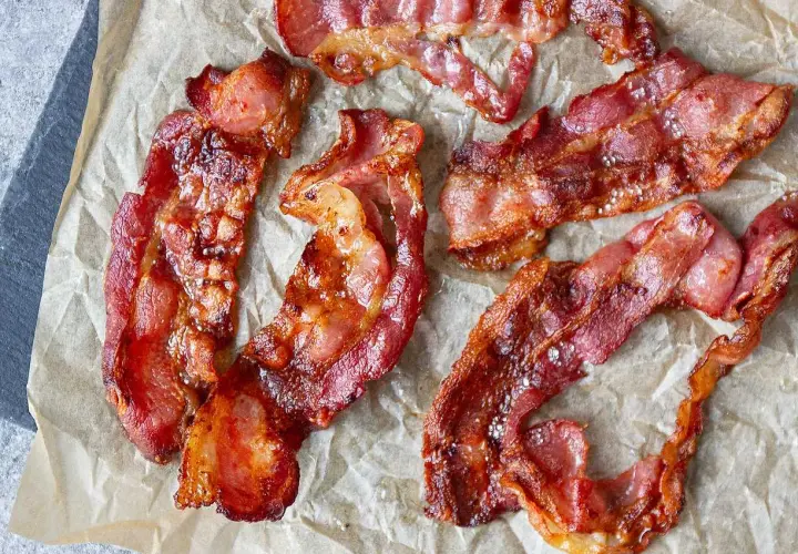 Krispigt, perfekt stekt bacon i airfryer. Doften sprider sig i köket.