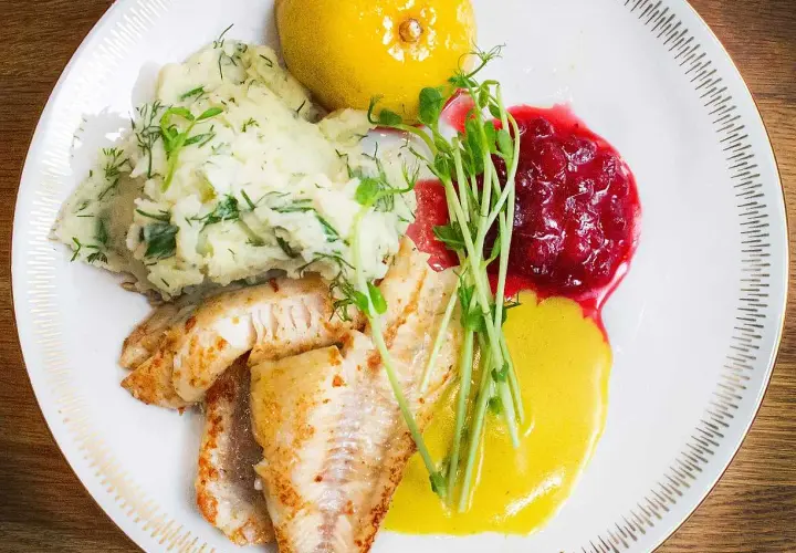 Stekt abborre med dillstuvad potatis, lingonsylt och en citronsås. Ett perfekt abborre recept för en härlig middag.