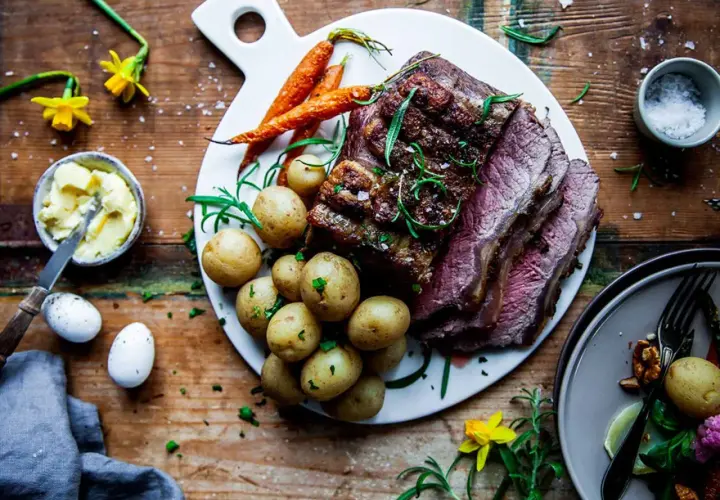En saftig biff med en härlig kryddig kappa, serverad med småpotatis och morötter. En festlig måltid!