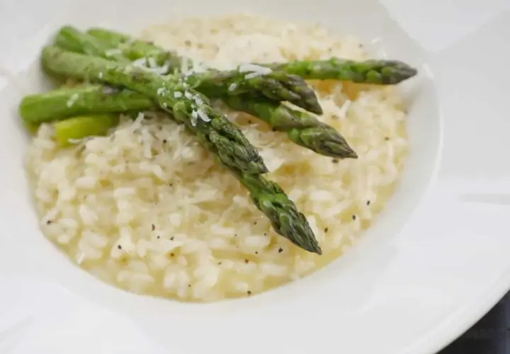 Krämig risotto med sparris och riven parmesanost. En härlig rätt som passar perfekt till våren.