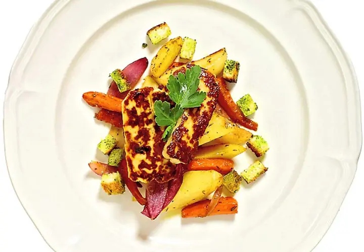 Grillad halloumi med rostade rotfrukter och krutonger. Ett enkelt och gott halloumi recept som passar perfekt till middag.