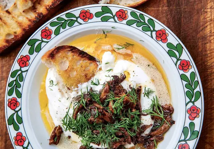 Krämig burrata med smörstekta kantareller och dill, serverad med rostat bröd. En härlig höstfavorit.