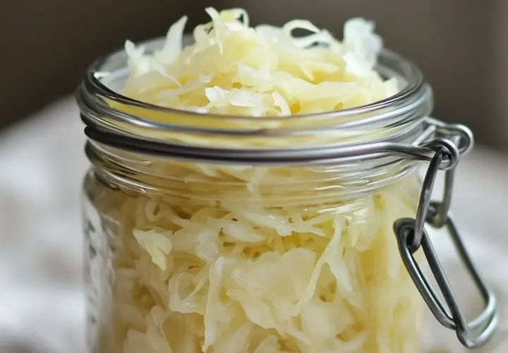 En burk med hemlagad surkål, perfekt för ditt surkål recept.