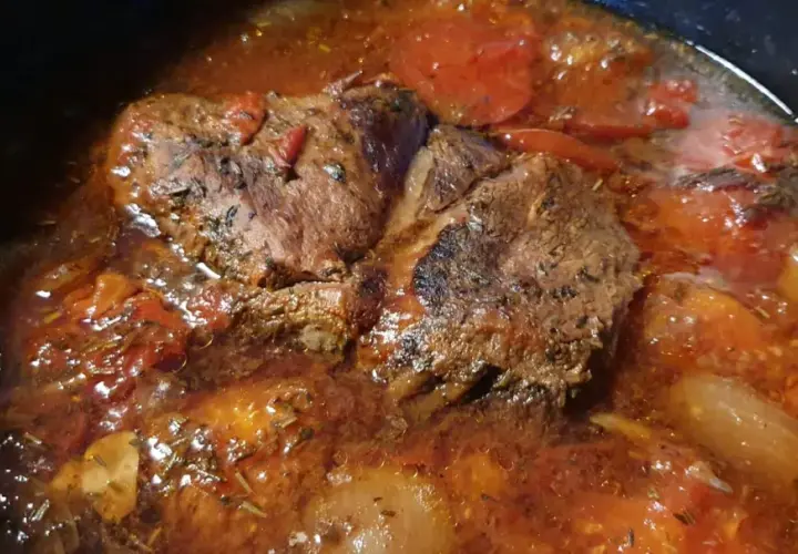 Saftigt bogstek som puttrar i en mustig tomatsås med lök och örter. Ett perfekt bogstek recept för en härlig middag.