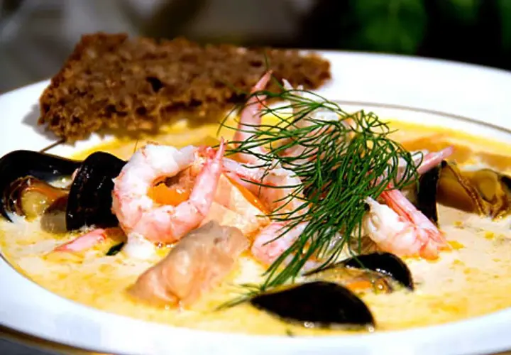 En krämig fiskgryta med räkor, musslor och lax, toppad med dill. Perfekt som ett enkelt fiskgryta recept.