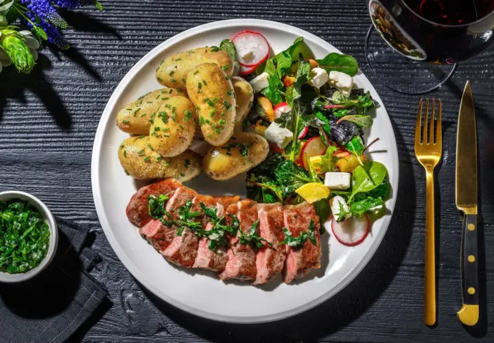 Perfekt grillad ryggbiff med färskpotatis och en somrig sallad. En härlig måltid att njuta av.