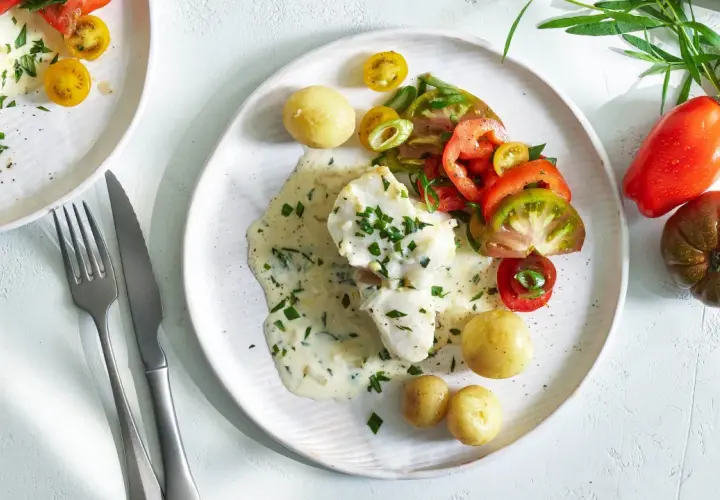 Fiskfilé med krämig dragon sås, små potatisar och tomat- och salladslökssallad. En härlig sommarrätt.