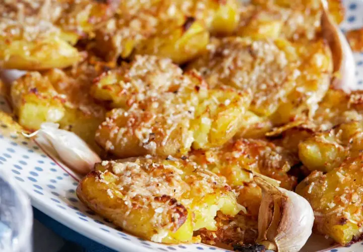 Krispiga, ugnsbakade smashed potatoes med parmesan och vitlök. Perfekt som tillbehör eller som en del av en härlig sås till smashed potatoes.