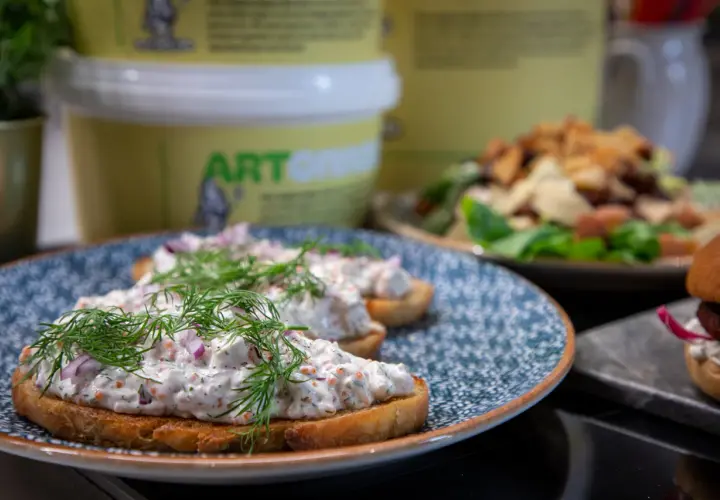 Smörgåsar med en krämig topping av dill och rödlök, som påminner om ett gott potatisbullar recept.