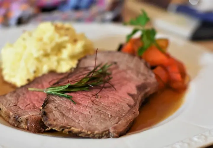 Saftigt rostas med perfekt rostas temperatur, serverat med krämigt potatismos och glaserade morötter. En härlig måltid!