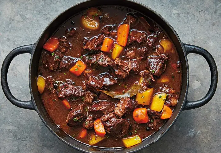 En mustig gryta med mört kött, morötter och potatis i en mörk sås. Ett klassiskt kalops recept som doftar underbart.