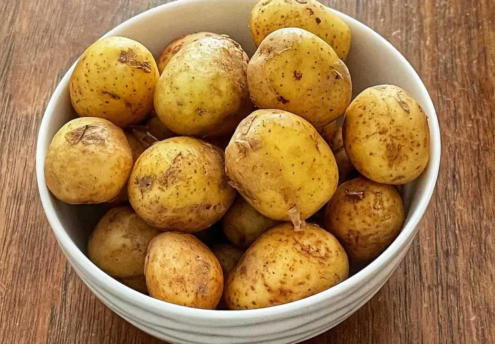 En skål med färskpotatis, redo för att koka. Perfekt koka potatis tid för en svensk sommarmåltid.