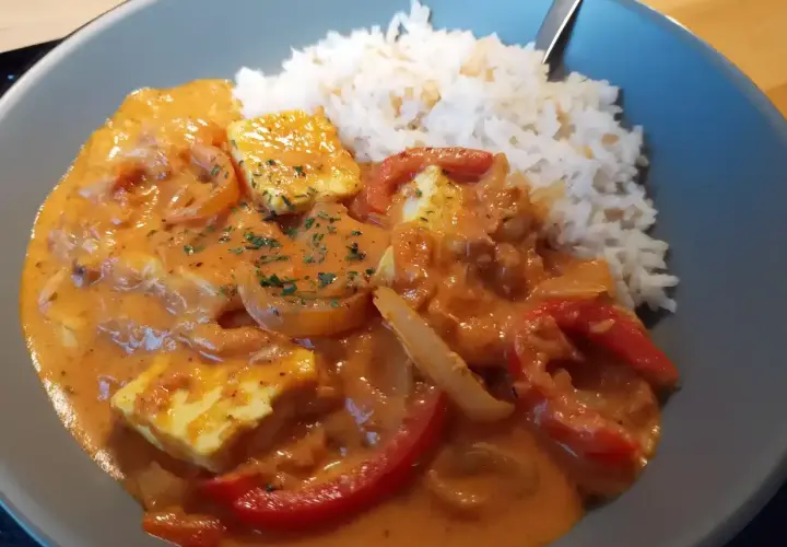 Halloumi stroganoff med ris. Krämig sås med halloumi, paprika och lök.