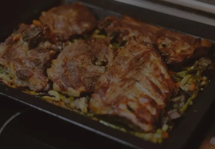 Ugnsbakade kotletter med grönsaker. Perfekt kotlett temperatur för en saftig måltid.