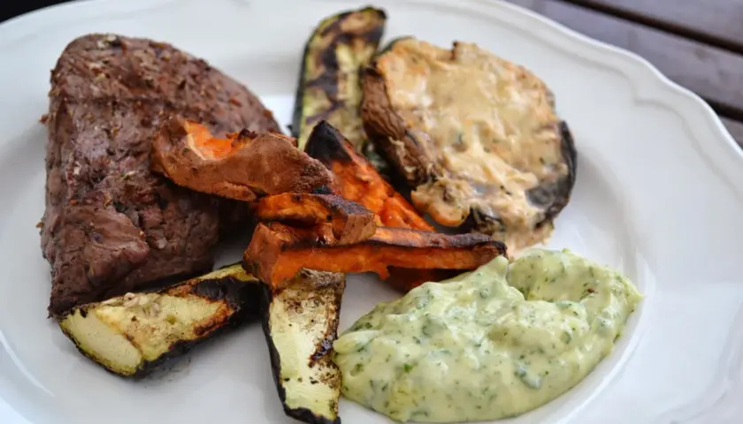 En saftig biff med grillade grönsaker, sötpotatis och en krämig sås. Perfekt för en sommarkväll med grillad portabello.