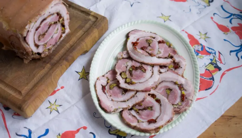 Rullsylta med pistagenötter och soltorkade tomater, ett läckert rullsylta recept.