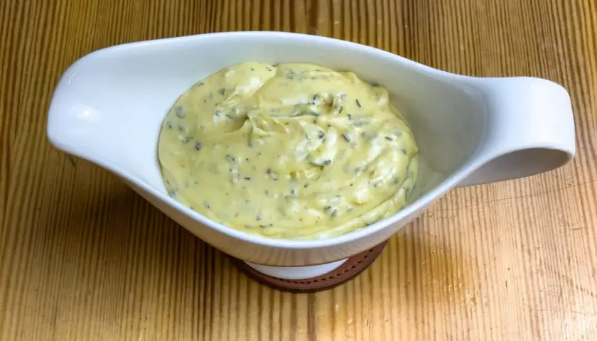 Krämig bearnaisesås i vit såsskål, perfekt för ditt bearnaisesås recept.