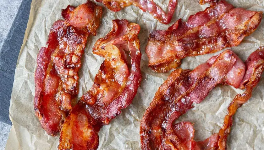 Krispigt, perfekt stekt bacon i airfryer. Doften sprider sig i köket.