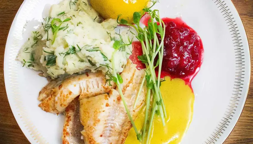 Stekt abborre med dillstuvad potatis, lingonsylt och en citronsås. Ett perfekt abborre recept för en härlig middag.