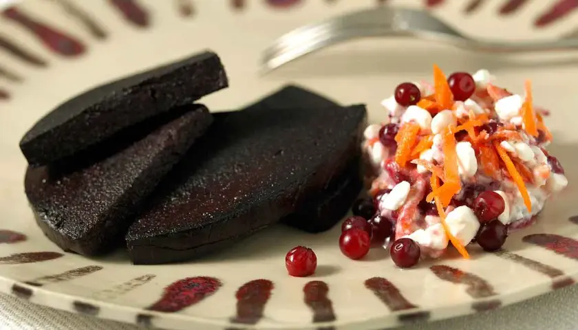 Stekt blodpudding med en fräsch sallad av lingon, morot och ost. En klassisk svensk rätt som är perfekt att steka.