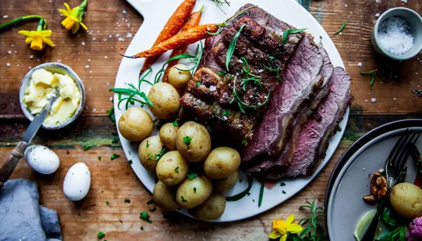 En saftig biff med en härlig kryddig kappa, serverad med småpotatis och morötter. En festlig måltid!