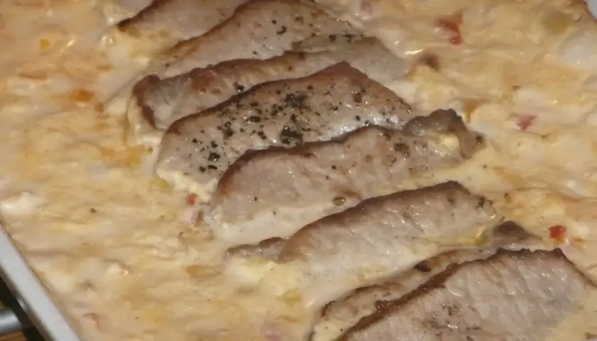 Benfri kotlett i ugn, perfekt tillagad i krämig sås. Enkel och god middag.