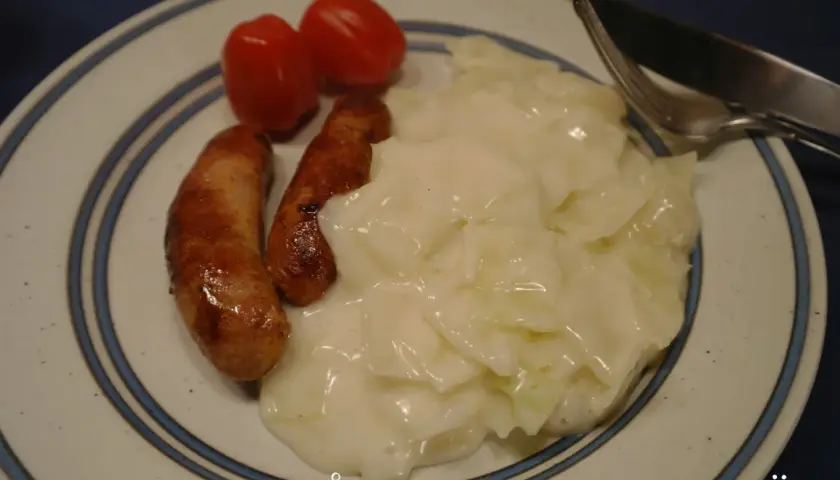 Stekt korv med stuvad vitkål och tomater. En klassisk svensk husmanskosträtt.