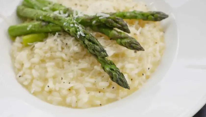 Krämig risotto med sparris och riven parmesanost. En härlig rätt som passar perfekt till våren.