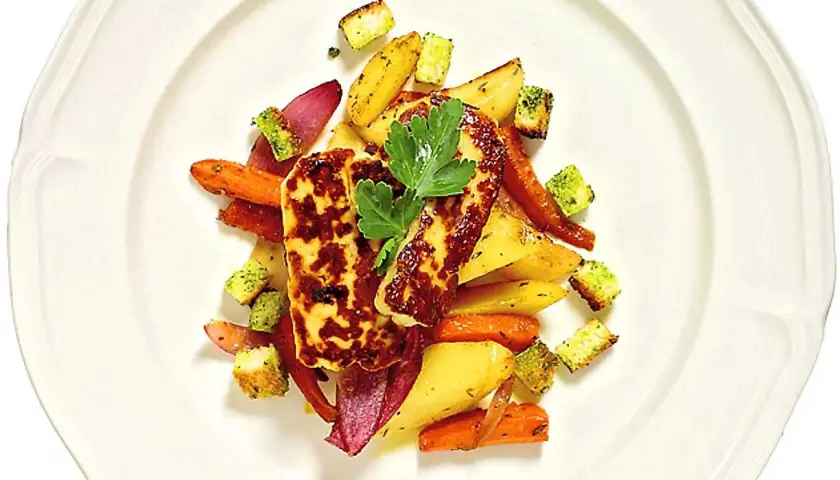 Grillad halloumi med rostade rotfrukter och krutonger. Ett enkelt och gott halloumi recept som passar perfekt till middag.