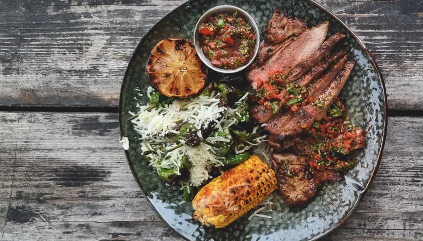 Grillad secreto iberico med chimichurri, majskolv, citron och en sallad med riven ost. Ett utsökt secreto iberico recept.