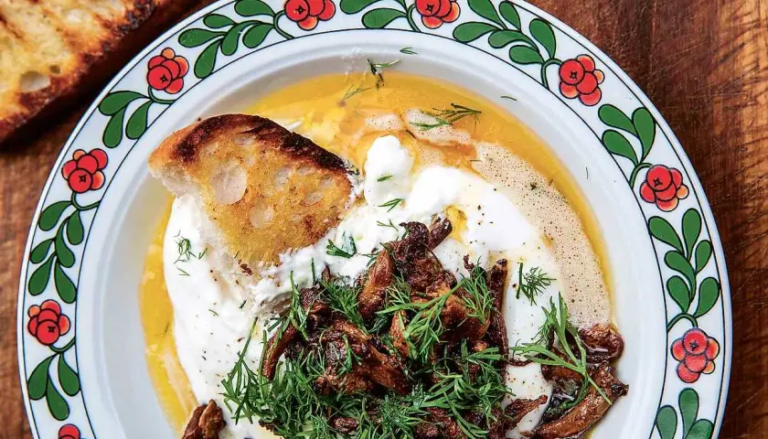 Krämig burrata med smörstekta kantareller och dill, serverad med rostat bröd. En härlig höstfavorit.