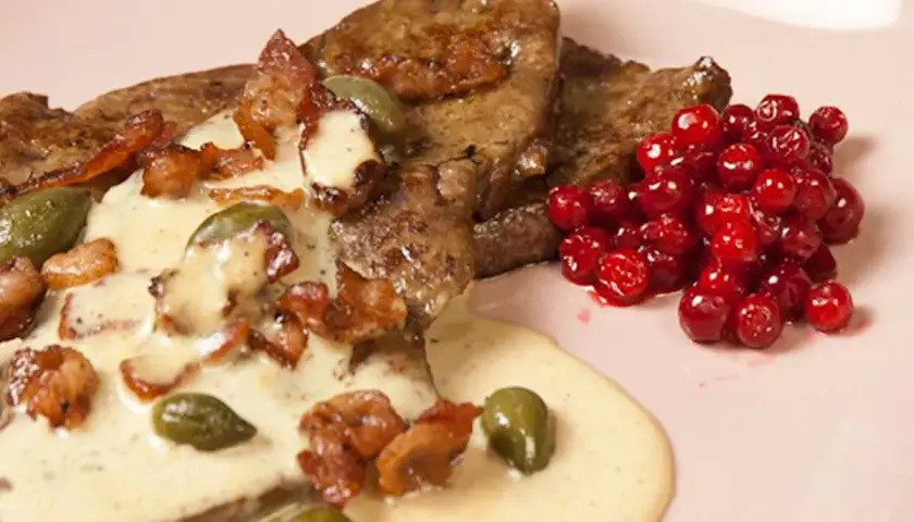 Stekt lever med krämig sås, knaperstekt bacon, kapris och rårörda lingon. Ett klassiskt lever recept.