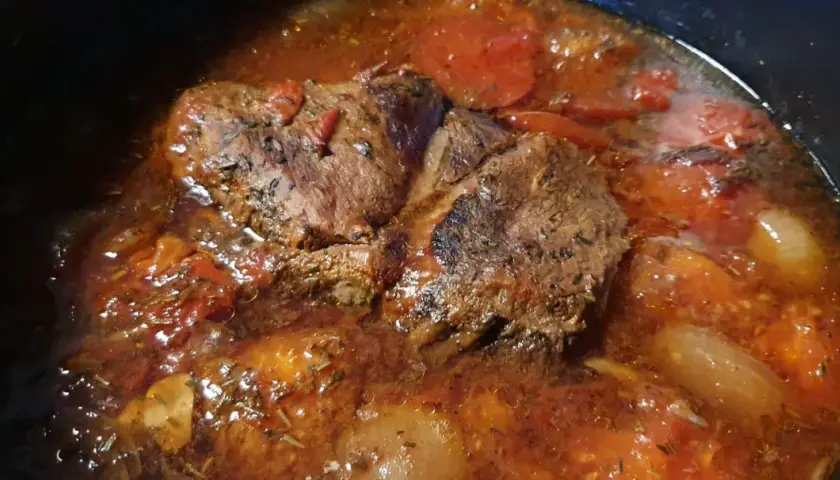 Saftigt bogstek som puttrar i en mustig tomatsås med lök och örter. Ett perfekt bogstek recept för en härlig middag.