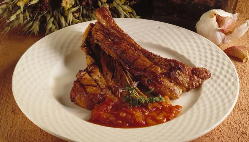 Saftiga, tjocka revben i ugn låg temperatur, serverade med en smakrik tomatsalsa och garnerade med färska örter.