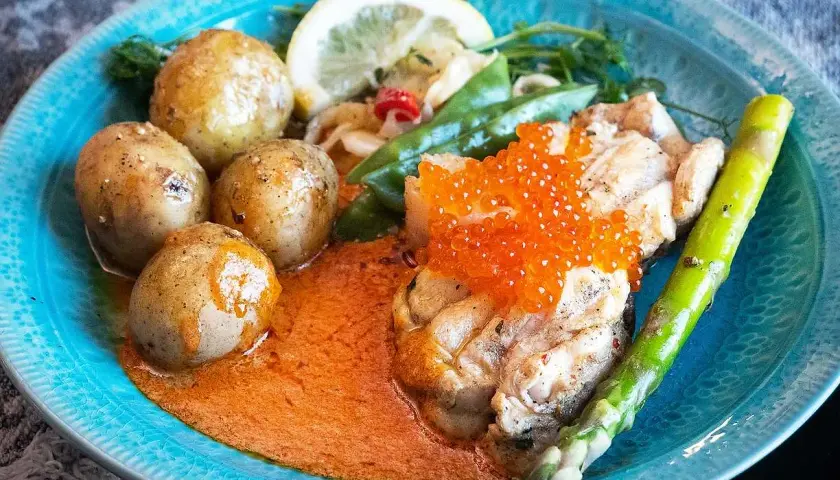 En läcker marulk med rom, sparris och småpotatis i en krämig sås. Ett perfekt marulk recept för en festlig middag.