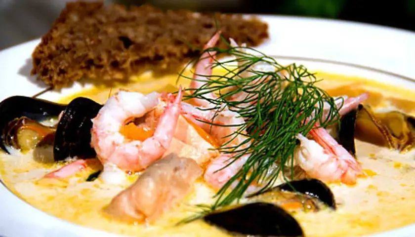 En krämig fiskgryta med räkor, musslor och lax, toppad med dill. Perfekt som ett enkelt fiskgryta recept.
