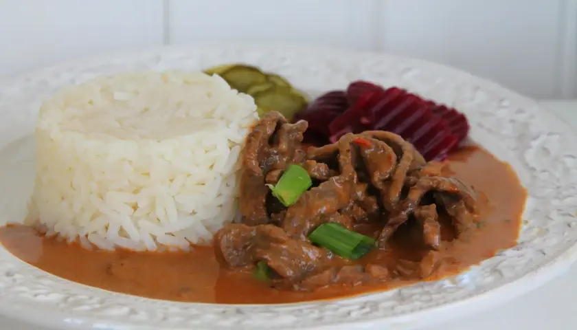 Enkel biff stroganoff med ris, inlagd gurka och rödbetor. En klassisk och smakrik rätt.
