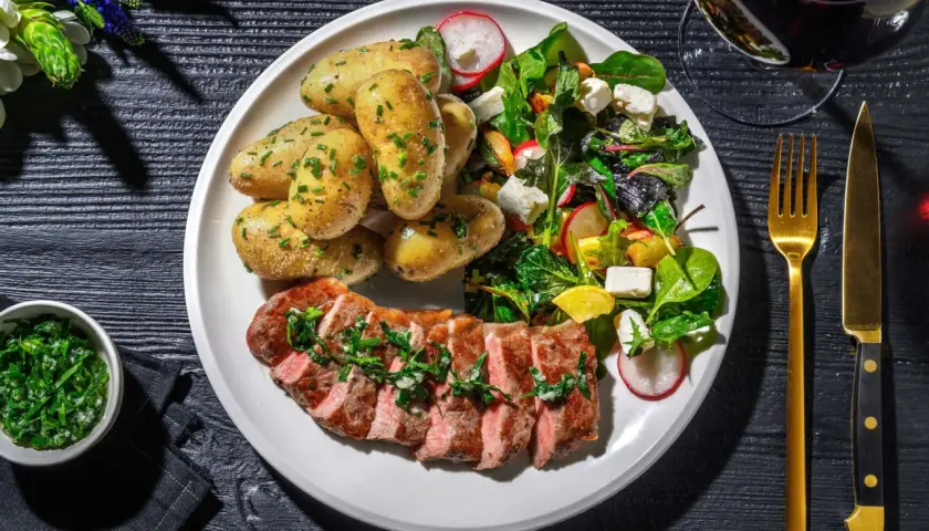 Perfekt grillad ryggbiff med färskpotatis och en somrig sallad. En härlig måltid att njuta av.