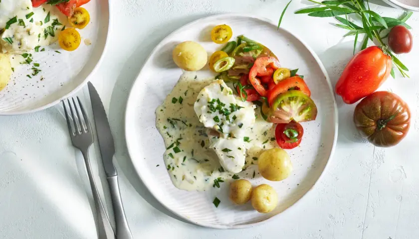Fiskfilé med krämig dragon sås, små potatisar och tomat- och salladslökssallad. En härlig sommarrätt.