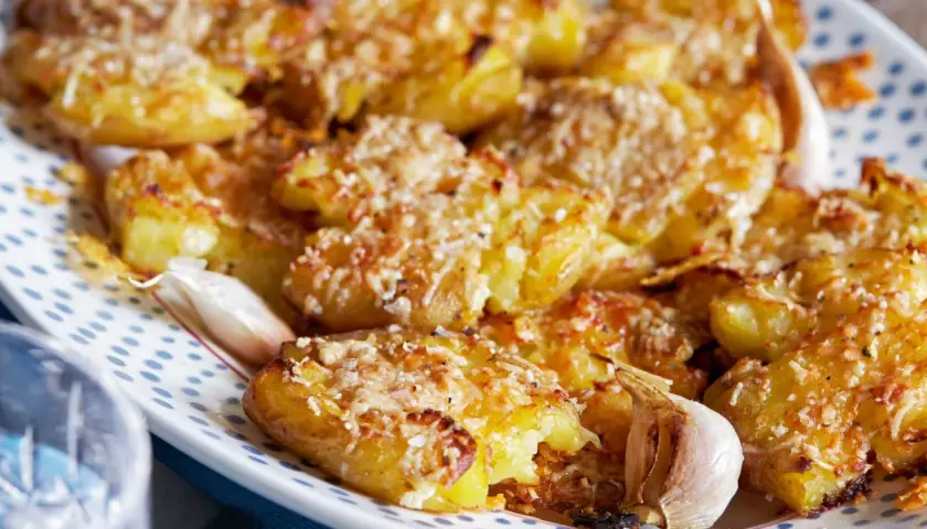 Krispiga, ugnsbakade smashed potatoes med parmesan och vitlök. Perfekt som tillbehör eller som en del av en härlig sås till smashed potatoes.