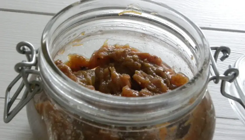 En burk med hemlagad rabarber chutney. Den söta och syrliga chutney passar perfekt till ostbrickan.