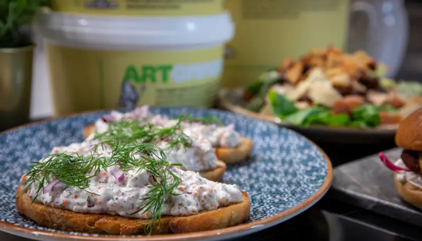 Smörgåsar med en krämig topping av dill och rödlök, som påminner om ett gott potatisbullar recept.