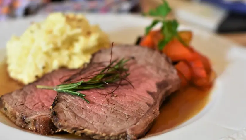 Saftigt rostas med perfekt rostas temperatur, serverat med krämigt potatismos och glaserade morötter. En härlig måltid!