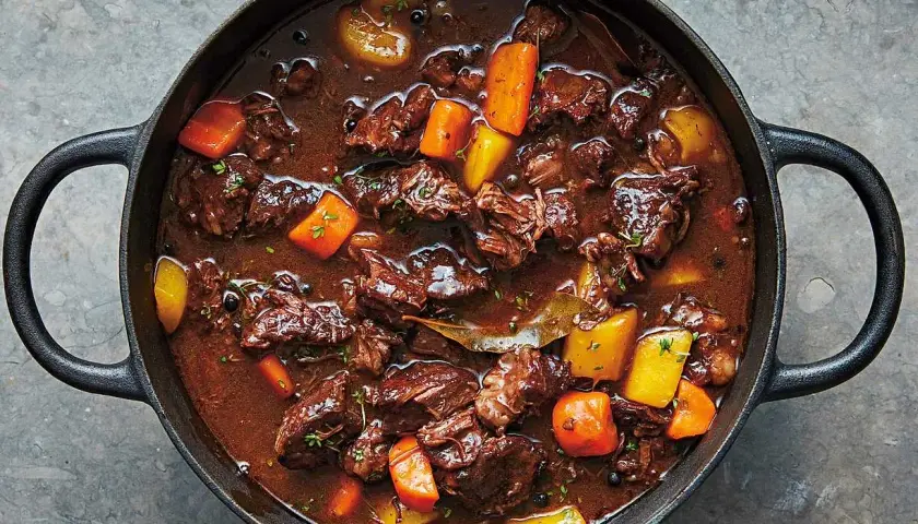 En mustig gryta med mört kött, morötter och potatis i en mörk sås. Ett klassiskt kalops recept som doftar underbart.