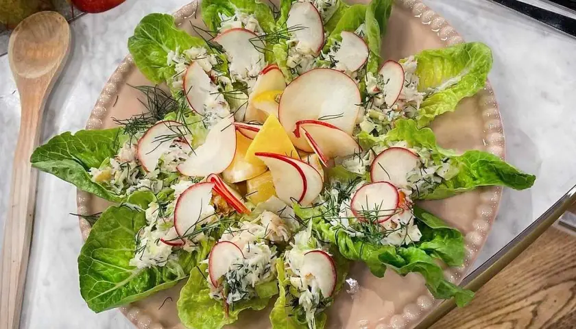 En läcker krabba recept serverad i salladsblad med rädisor och äpple. En fräsch och lätt rätt.
