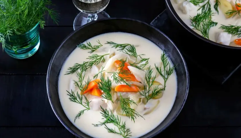 Krämig fisksoppa med dill, morötter och potatis. Ett härligt fisksoppa recept för en mysig middag.