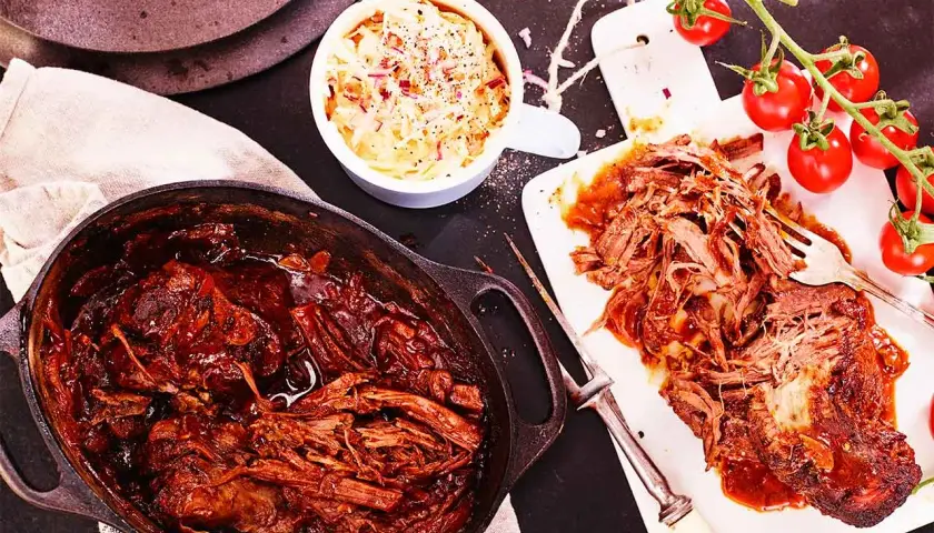 Saftigt pulled beef i en djup, mörk barbequesås, serverat med en fräsch coleslaw och körsbärstomater. Perfekt för en härlig middag.