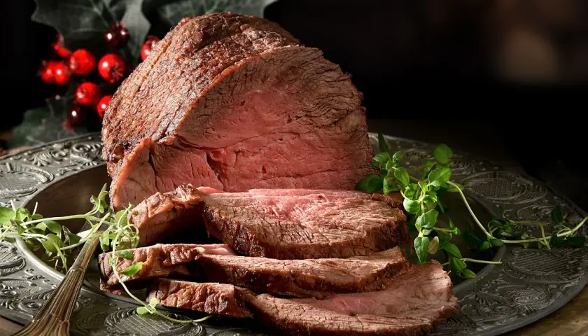 Saftig grillad rostbiff, perfekt skivad och serverad med färska örter på en vacker bricka. En festlig rätt som passar till alla tillfällen.