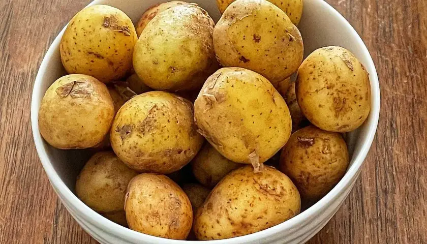 En skål med färskpotatis, redo för att koka. Perfekt koka potatis tid för en svensk sommarmåltid.