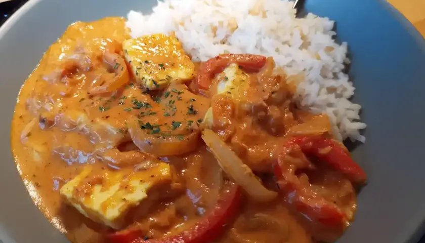 Halloumi stroganoff med ris. Krämig sås med halloumi, paprika och lök.